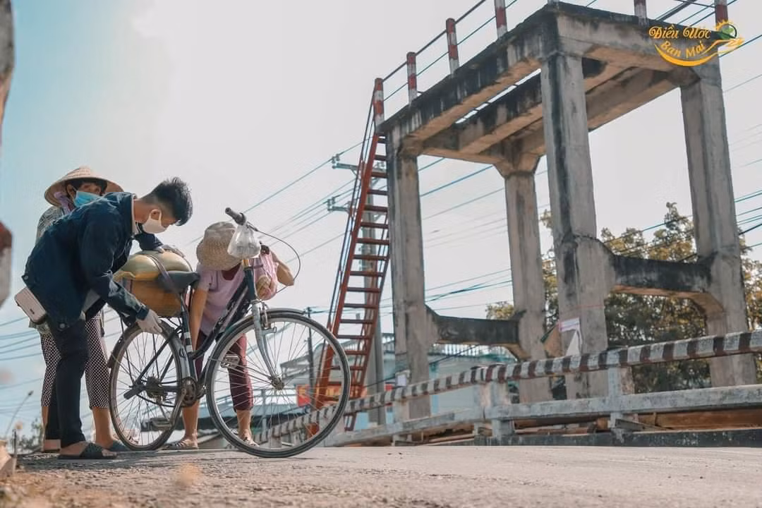 Trí Ngân chia sẻ: "Sức mình nhỏ, nhưng mình cố gắng thì chí ít cũng giúp được một số người vượt qua được khó khăn".