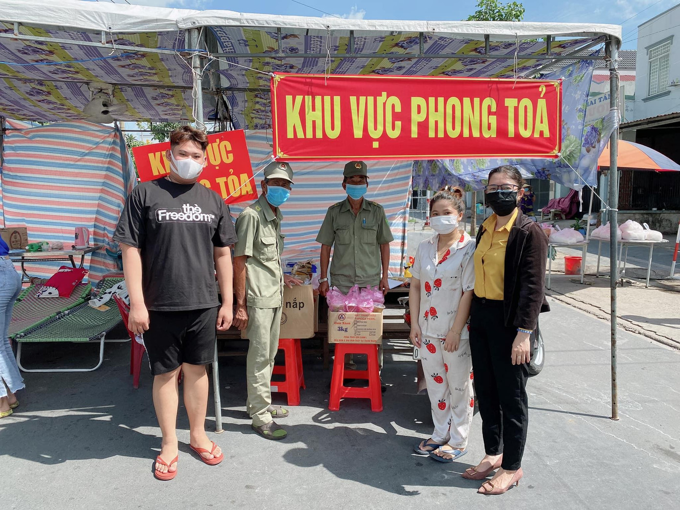 Siêu mang trà sữa đến chốt trực trao tặng cho người dân khu vực phong tỏa.