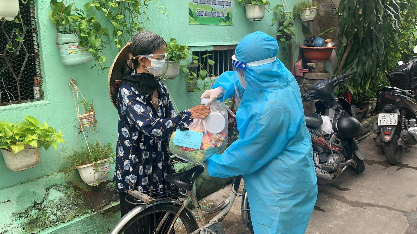 Chị còn tham gia hỗ trợ phần ăn, thực phẩm cho các khu cách ly, phong tỏa.