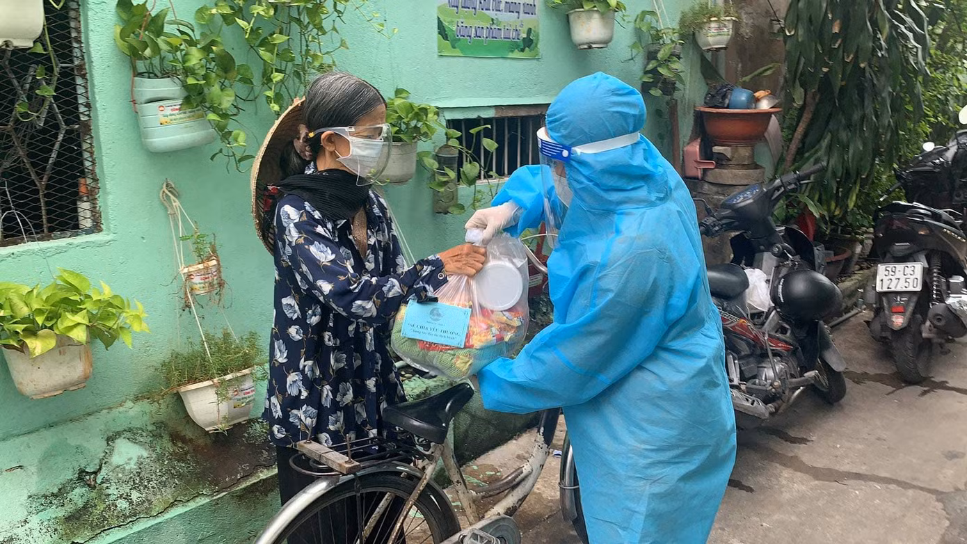 Chị còn tham gia hỗ trợ phần ăn, thực phẩm cho các khu cách ly, phong tỏa.