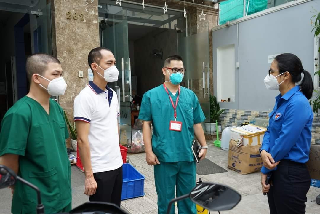 Ban Tổ chức tặng quà và động viên các y, bác sĩ tuyến đầu chống dịch.