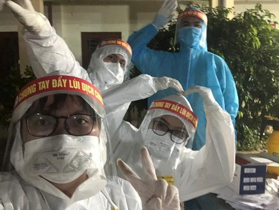 Thảo và những người bạn của mình trong những ngày ở tâm dịch Bắc Ninh. (Ảnh: NVCC)