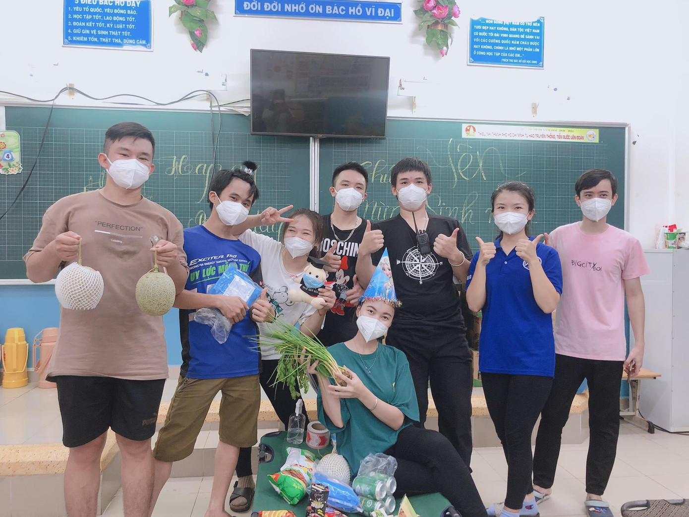 Tốt và các tình nguyện viên trong nhóm mình. Tốt và các tình nguyện viên trong nhóm mình.