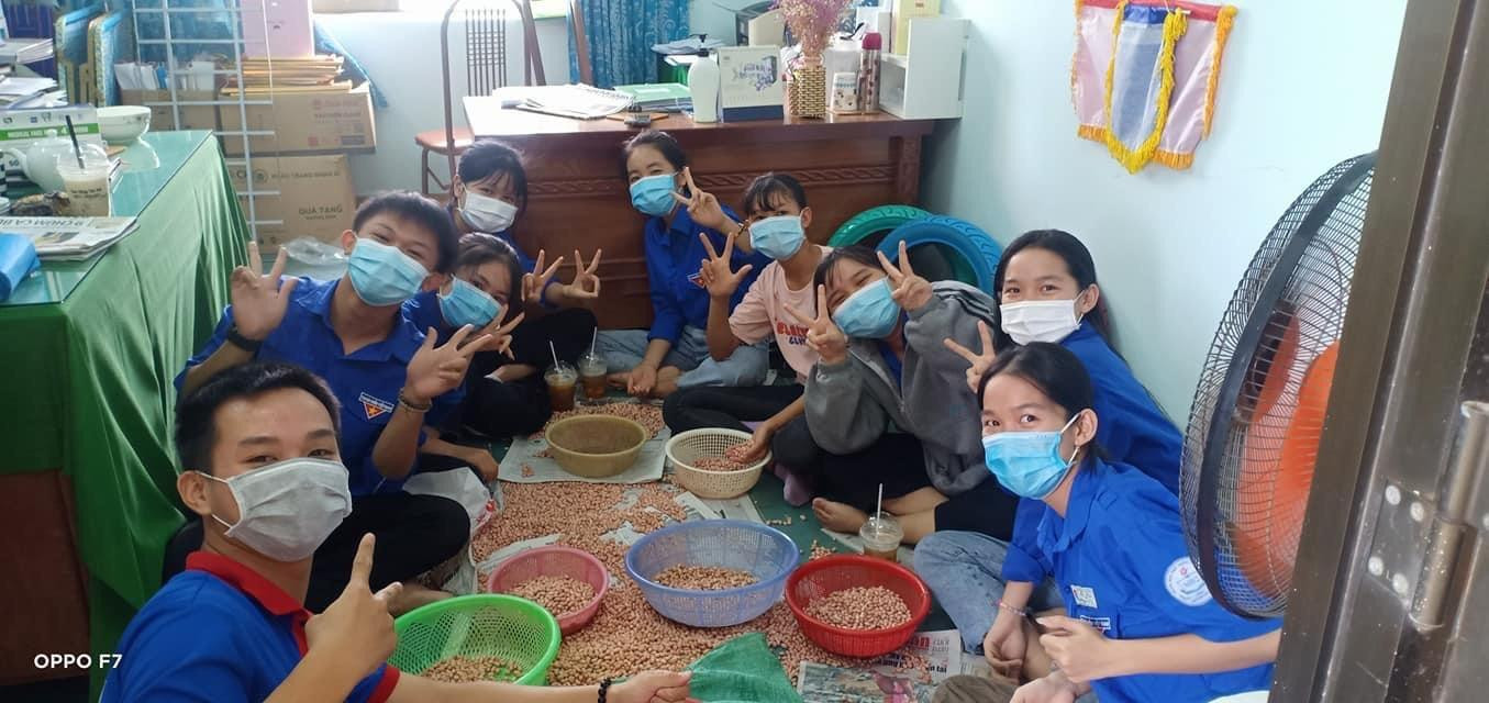 Các bạn tình nguyện viên của đội đang chuẩn bị thực phẩm.