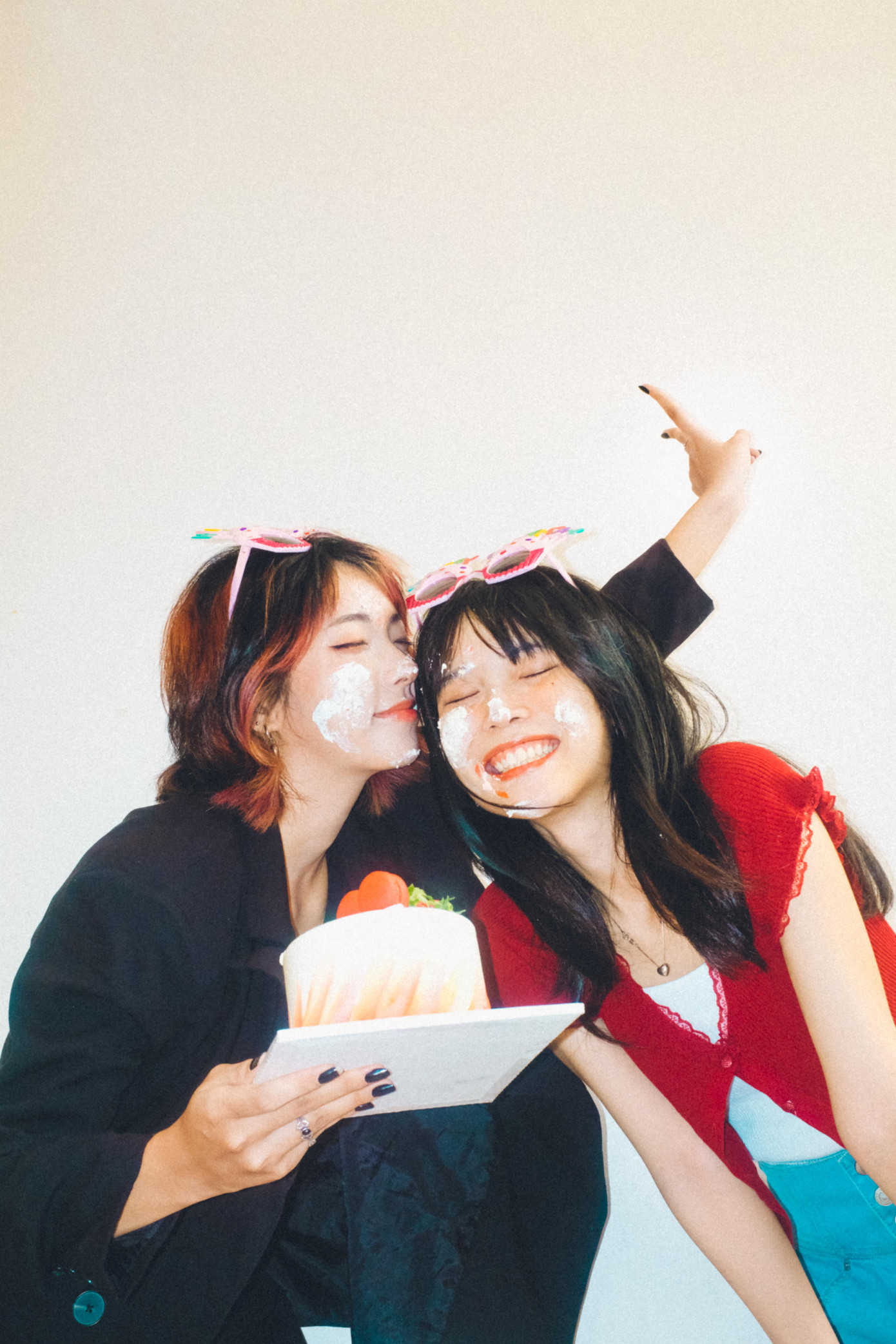 Cặp đôi Hân Hoàng và Kim Anh không ngừng đấu tranh để sống thật với chính mình. (Ảnh: NVCC) Cặp đôi Hân Hoàng và Kim Anh không ngừng đấu tranh để sống thật với chính mình. (Ảnh: NVCC)