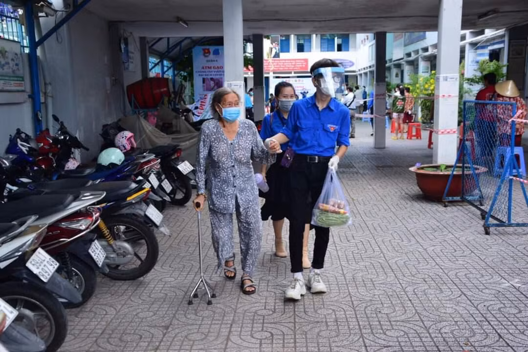Sinh viên tình nguyện hỗ trợ tại các địa điểm đặt tủ lạnh cộng đồng nhằm chia sẻ thực phẩm với người dân khó khăn tại TP. HCM trong mùa dịch.