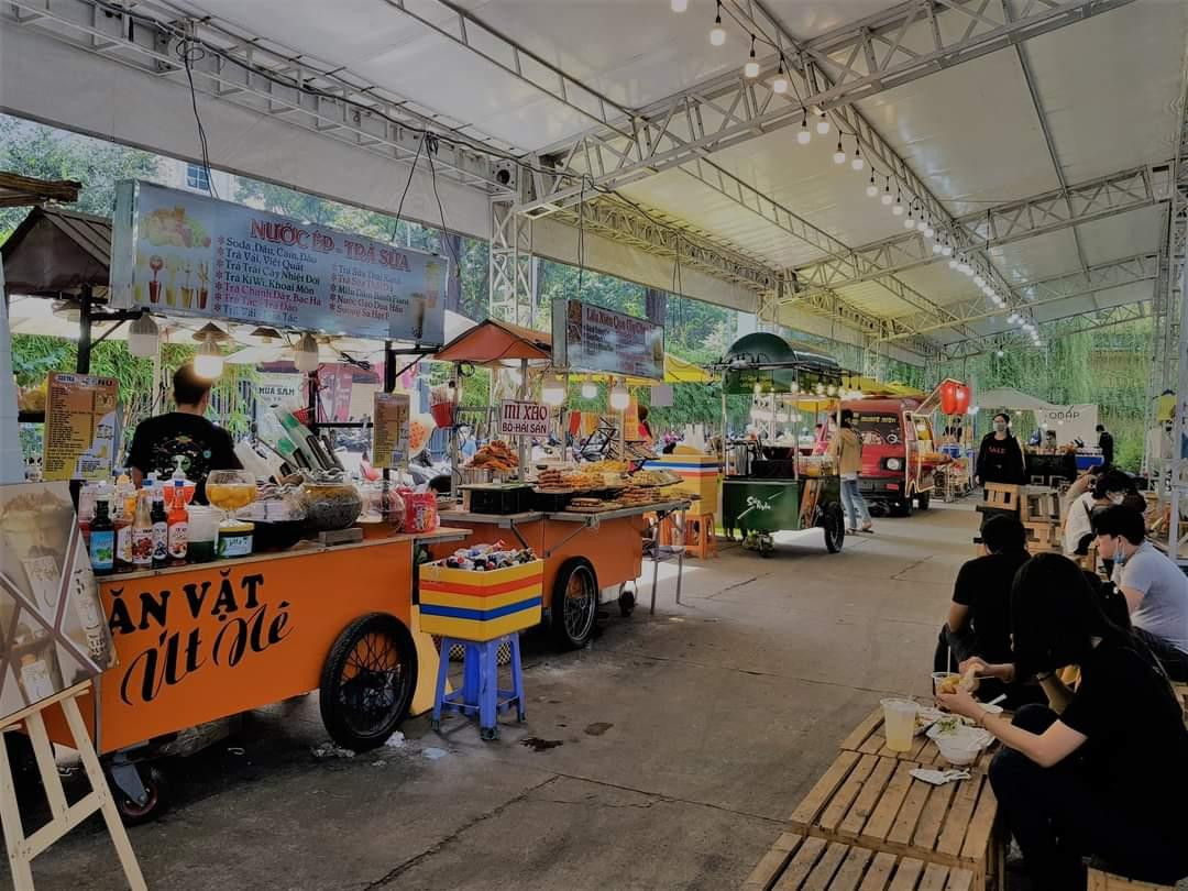 Không gian ẩm thực ở các chợ phiên cuối tuần được bày trí bắt mắt nhằm thu hút khách hàng trẻ.