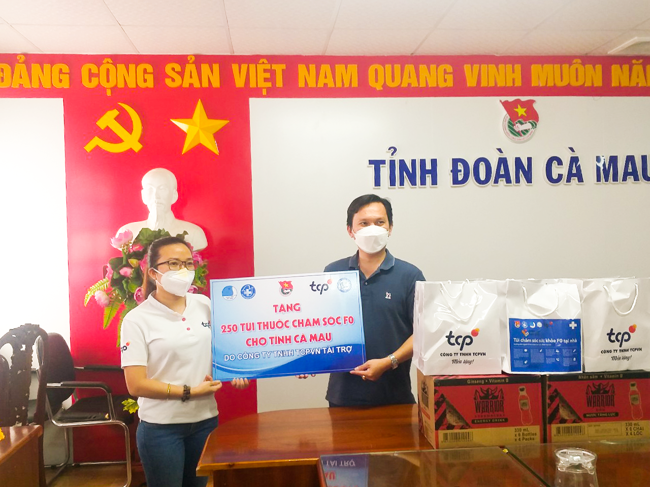 Chương trình trao tặng túi thuốc hỗ trợ F0 điều trị tại nhà tại Cà Mau.