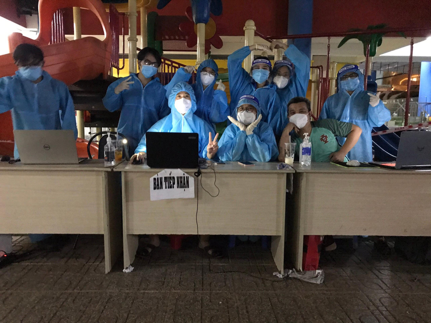 Các thành viên trong đội luôn nỗ lực để hoàn thành tốt công việc được giao.