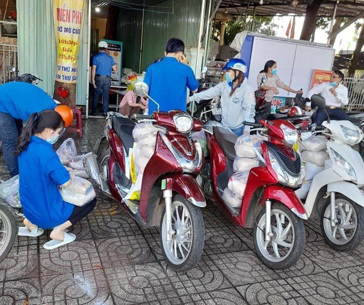 Đội "shippper 0 đồng" hỗ trợ vận chuyển quà, lương thực cho người dân khó khăn. Đội "shippper 0 đồng" hỗ trợ vận chuyển quà, lương thực cho người dân khó khăn.