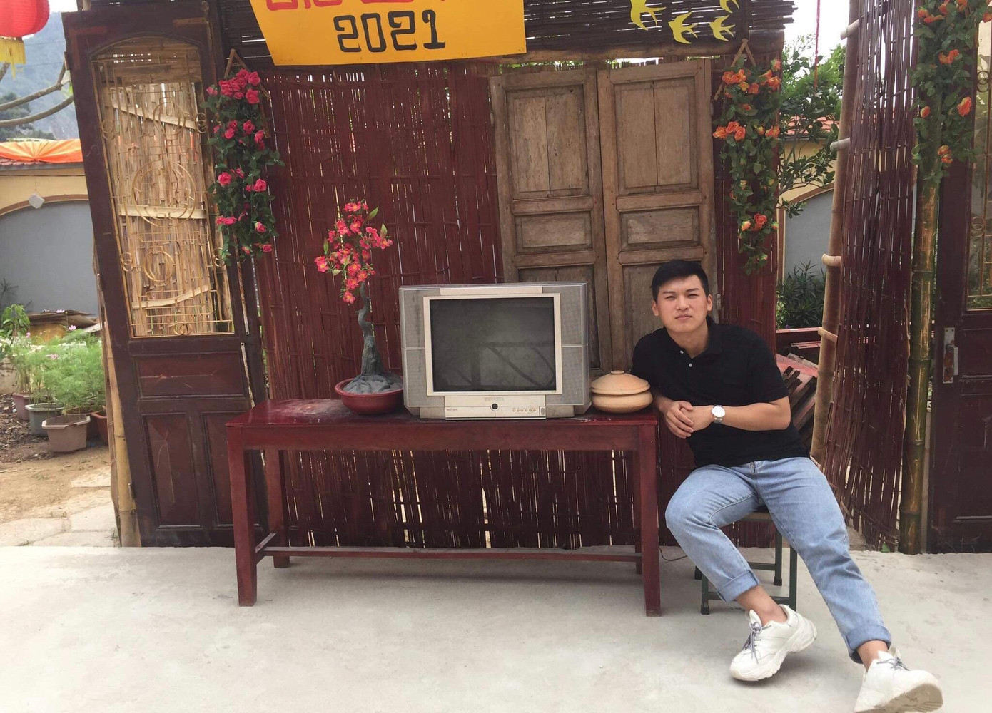 Mỗi ngày, Tuấn Anh dành 5 - 7 tiếng cho công việc làm thêm tại quán cafe. Mỗi ngày, Tuấn Anh dành 5 - 7 tiếng cho công việc làm thêm tại quán cafe.