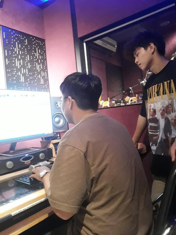 Huy giúp đỡ các bạn trẻ có đam mê ca hát giống mình. (Ảnh: NVCC) Huy giúp đỡ các bạn trẻ có đam mê ca hát giống mình. (Ảnh: NVCC)