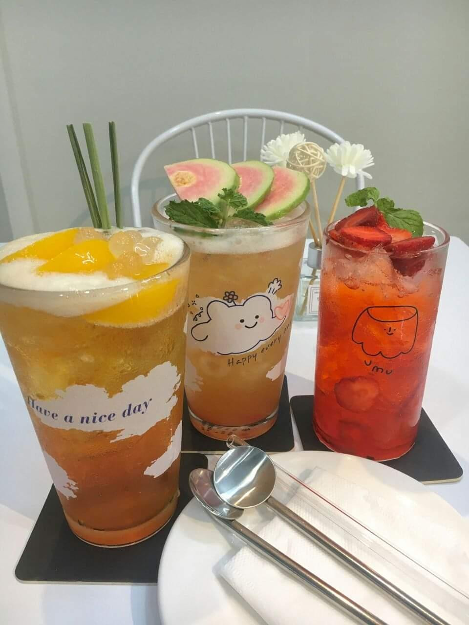 Những món đồ uống hấp dẫn của quán Ngọc Tâm. Những món đồ uống hấp dẫn của quán Ngọc Tâm.