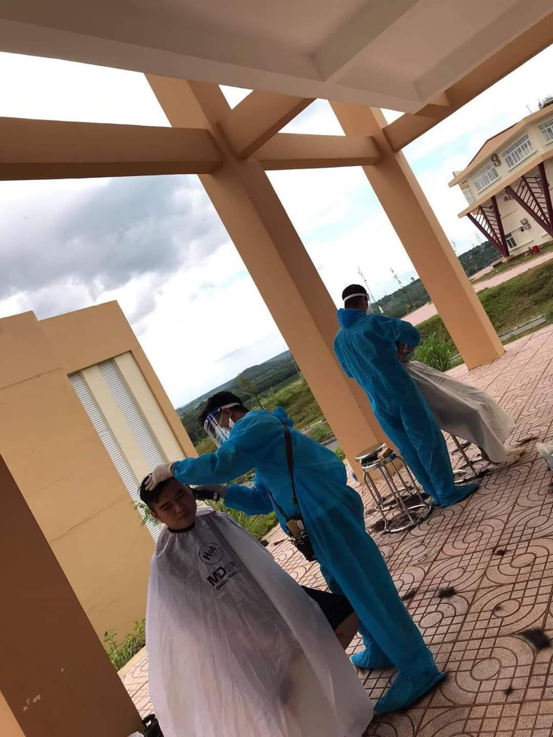 Được góp sức cắt tóc cho lực lượng tuyến đầu là niềm vui của các thành viên CLB Tóc trẻ. Được góp sức cắt tóc cho lực lượng tuyến đầu là niềm vui của các thành viên CLB Tóc trẻ.