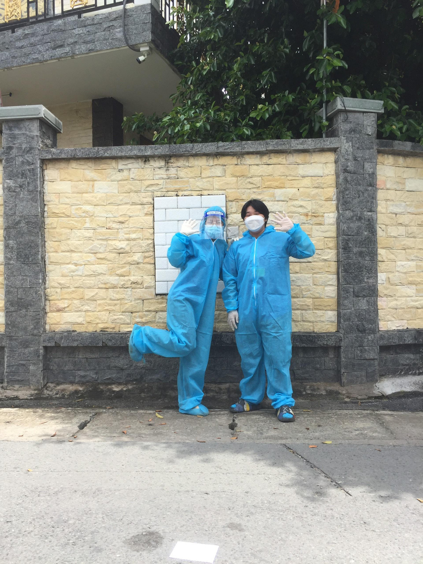 Nhung trong bộ quần áo bảo hộ tham gia công tác phòng, chống dịch tại Bình Dương. Nhung trong bộ quần áo bảo hộ tham gia công tác phòng, chống dịch tại Bình Dương.