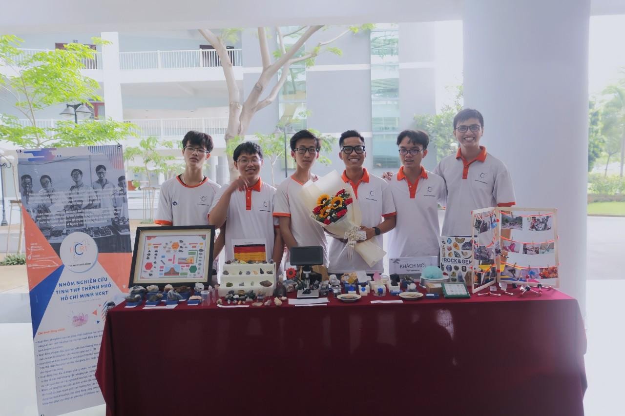 Nhóm HCRT giao lưu tinh thể tại trường ĐH Tôn Đức Thắng.