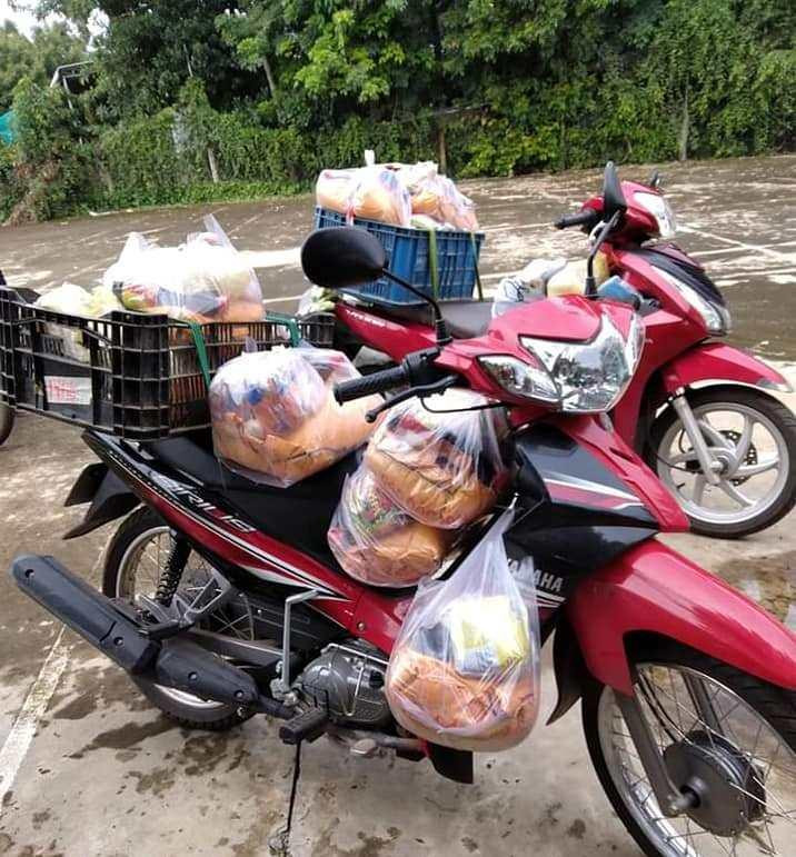 Những chiếc xe máy được đội tận dụng để chở đồ. Những chiếc xe máy được đội tận dụng để chở đồ.