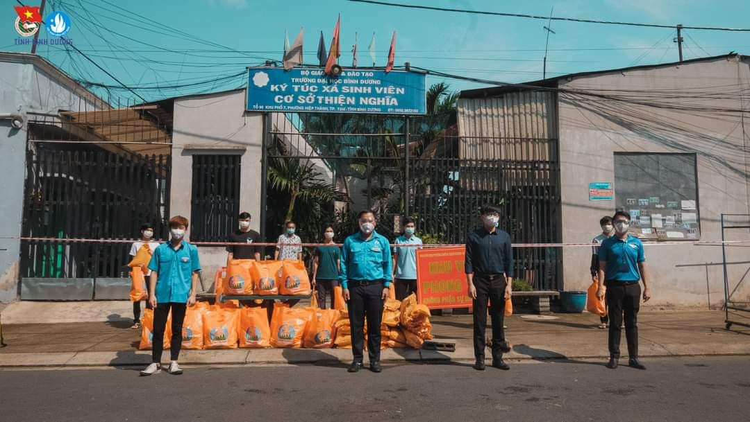 Những phần quà được Hội Sinh viên Việt Nam tỉnh Bình Dương trao đến tay sinh viên. Những phần quà được Hội Sinh viên Việt Nam tỉnh Bình Dương trao đến tay sinh viên.