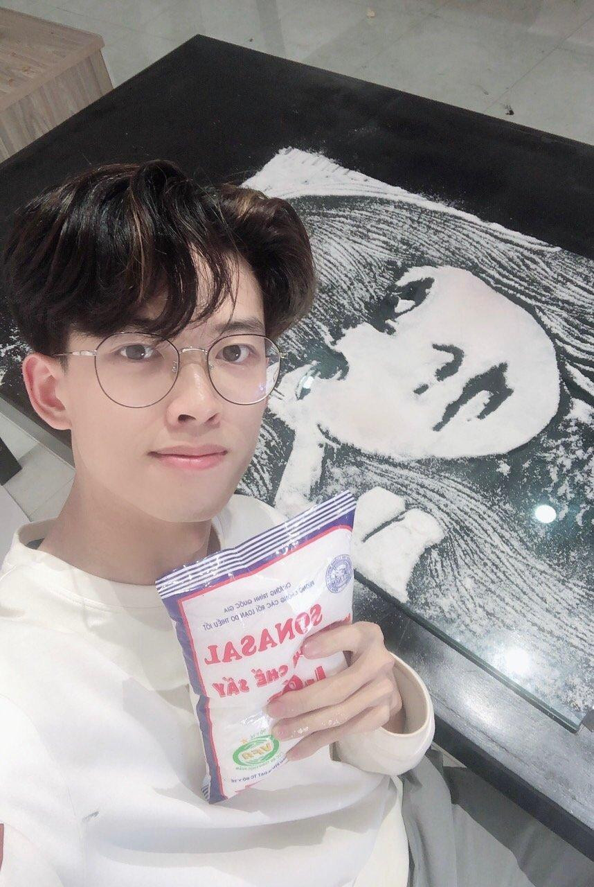 Một tác phẩm mà Tiến Phát thực hiện bằng chất liệu... muối. (Ảnh: NVCC) Một tác phẩm mà Tiến Phát thực hiện bằng chất liệu... muối. (Ảnh: NVCC)