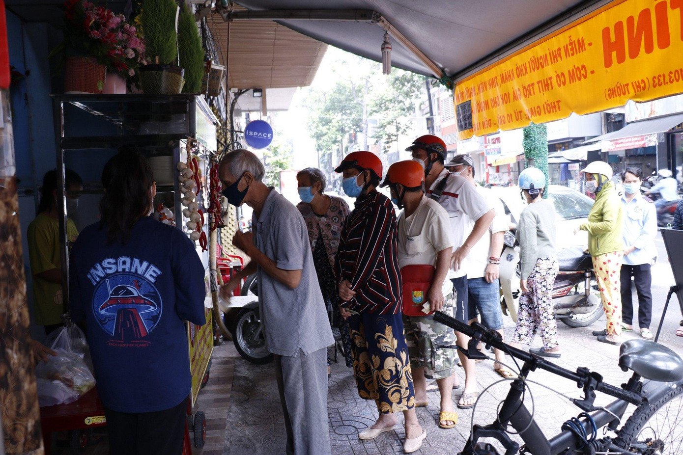 Khoảng 10h30 hằng ngày, nhiều người đến xếp hàng trước "Trạm cơm nghĩa tình" để nhận và mua cơm.