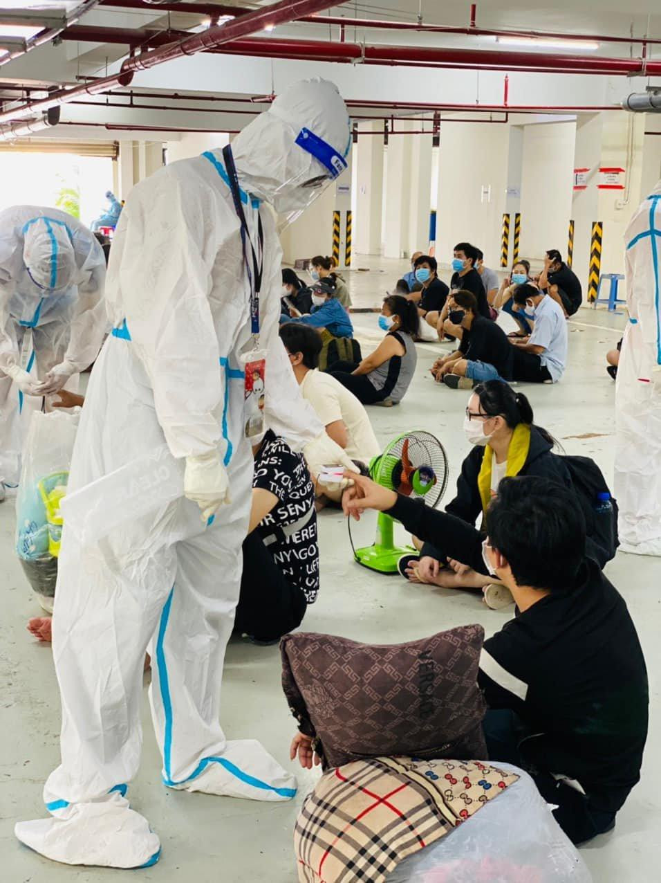 Long Nguyễn tham gia nhiều hoạt động chống dịch.