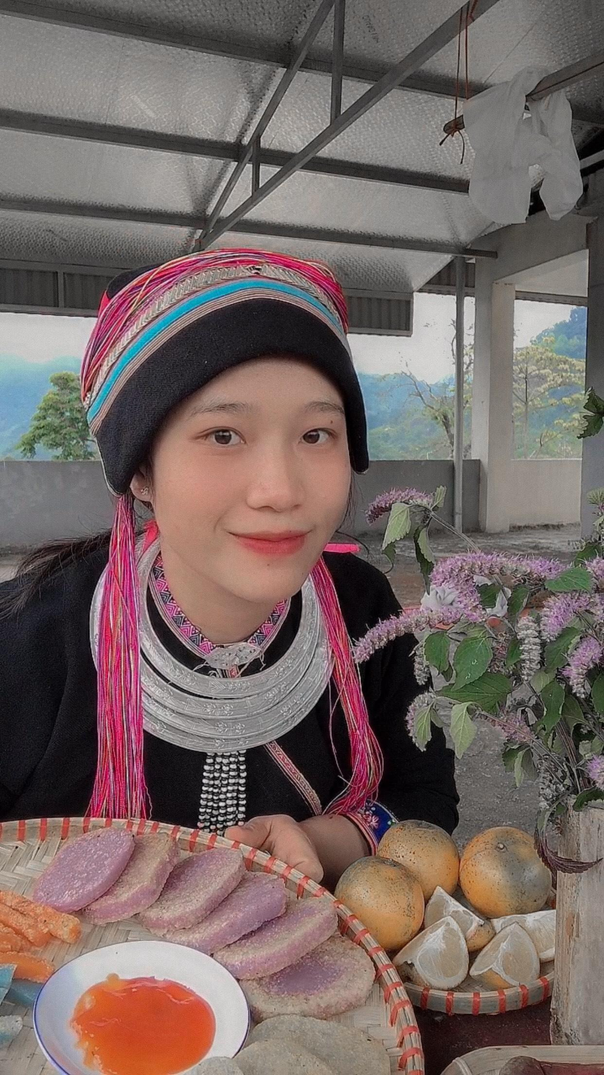 Nữ sinh người Dao giới thiệu đặc sản Hà Giang tại góc quay quen thuộc.