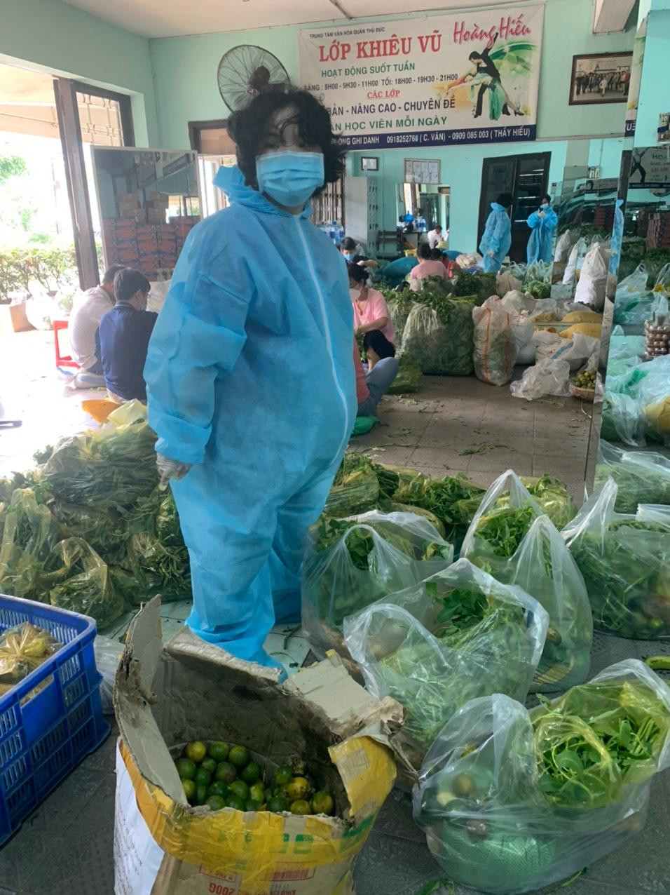 Lê Phạm Thảo Nhi đang phân chia rau, củ, quả.