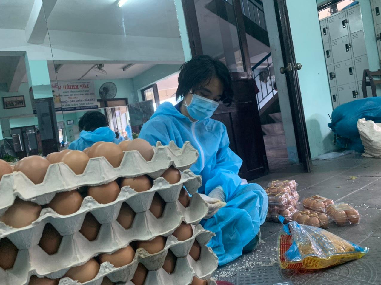 Lê Phạm Thảo Mi đang thực hiện công việc phân chia trứng.