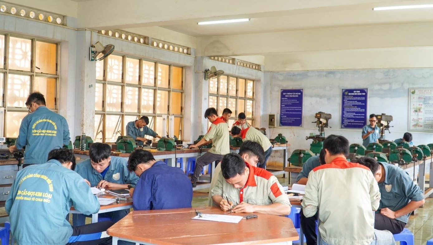 Mọi hoạt động đều khép kín trong khuôn viên trường học - KTX để tránh lây lan dịch bệnh. Mọi hoạt động đều khép kín trong khuôn viên trường học - KTX để tránh lây lan dịch bệnh.