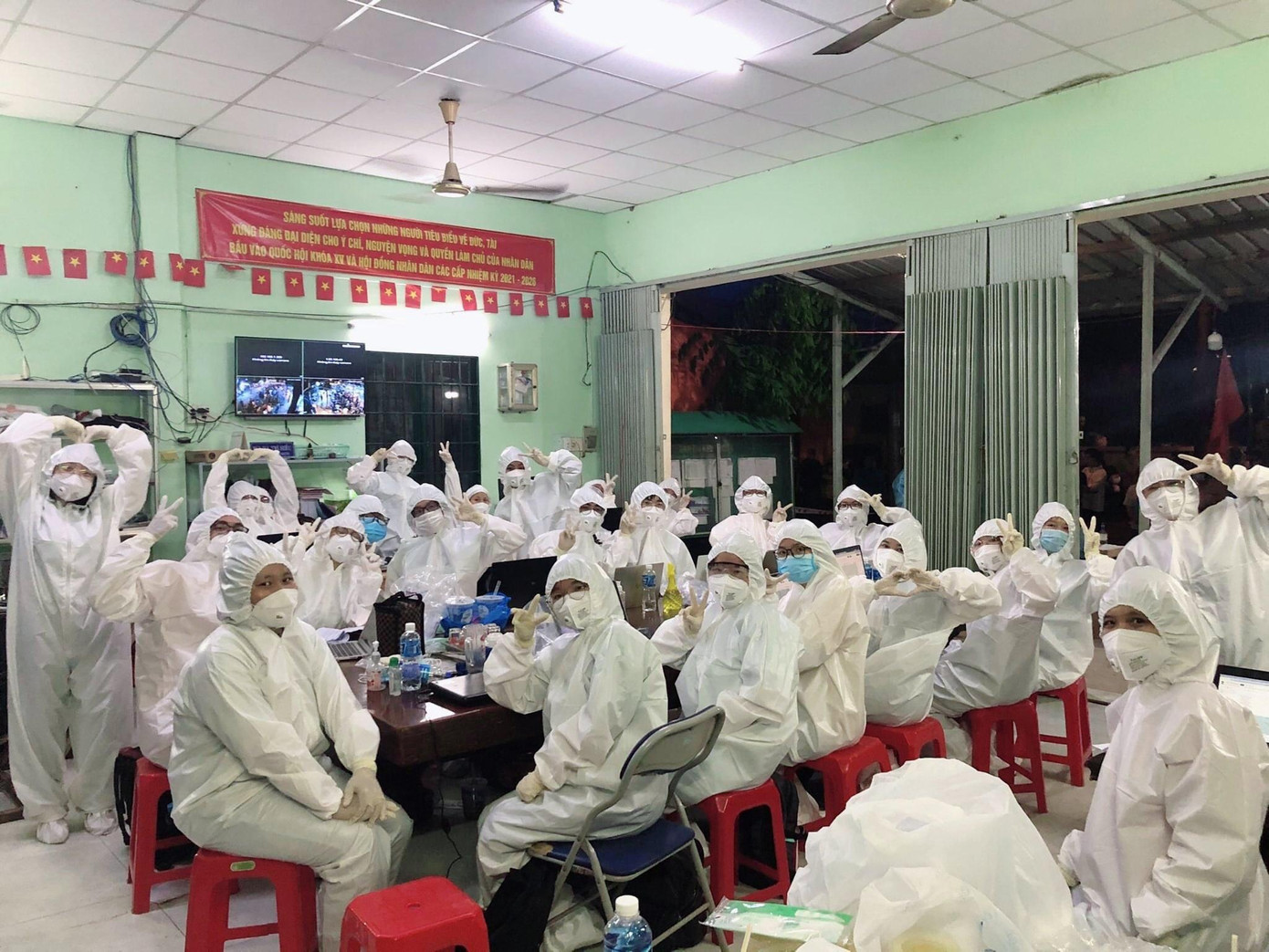 Các bạn tình nguyện viên sinh viên quyết tâm cùng tuyến đầu đầy lùi dịch bệnh. Các bạn tình nguyện viên sinh viên quyết tâm cùng tuyến đầu đầy lùi dịch bệnh.