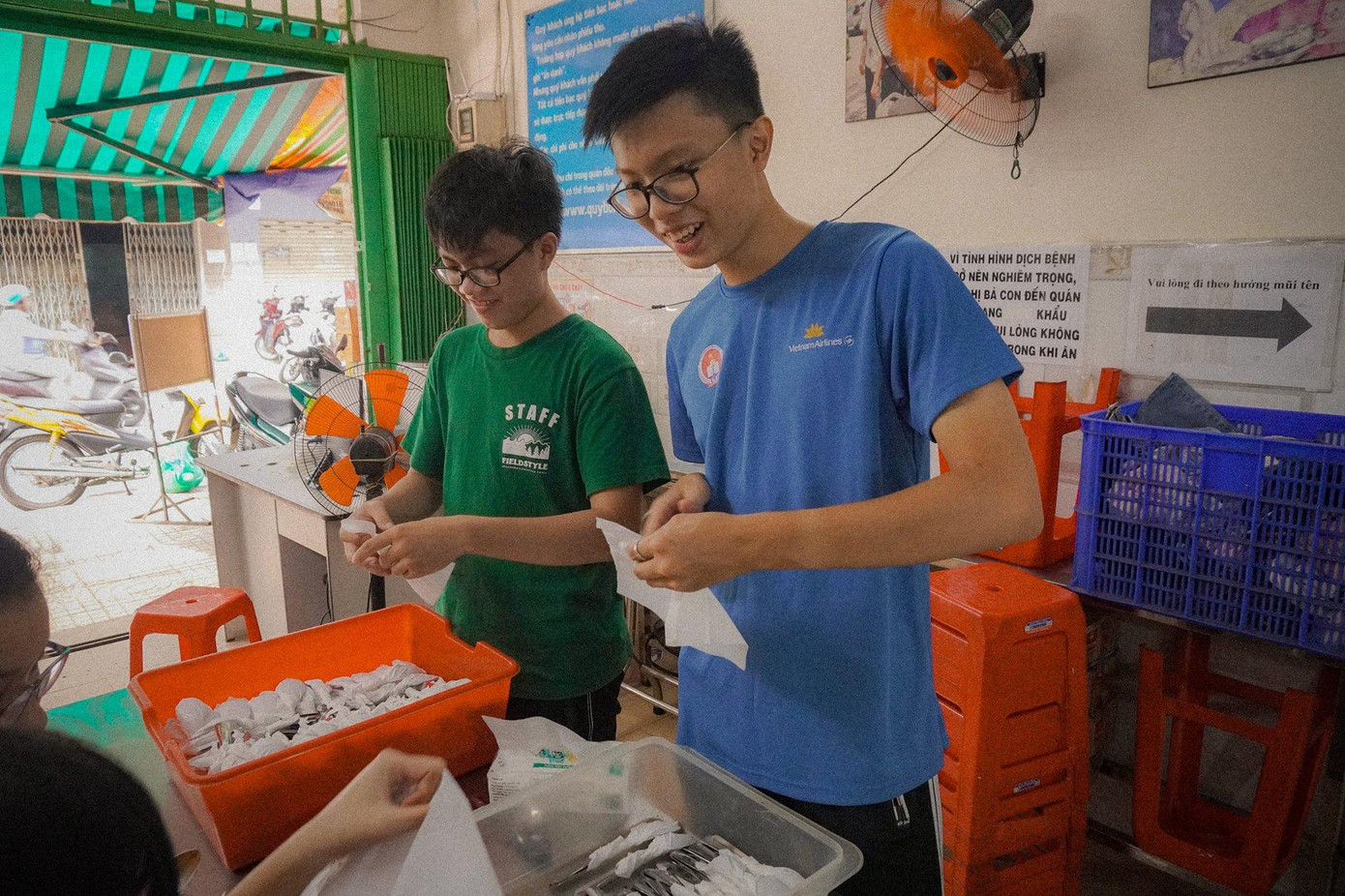 Duy Tân phụ việc tại quán cơm từ thiện "Nụ Cười", TP. HCM. Duy Tân phụ việc tại quán cơm từ thiện "Nụ Cười", TP. HCM.