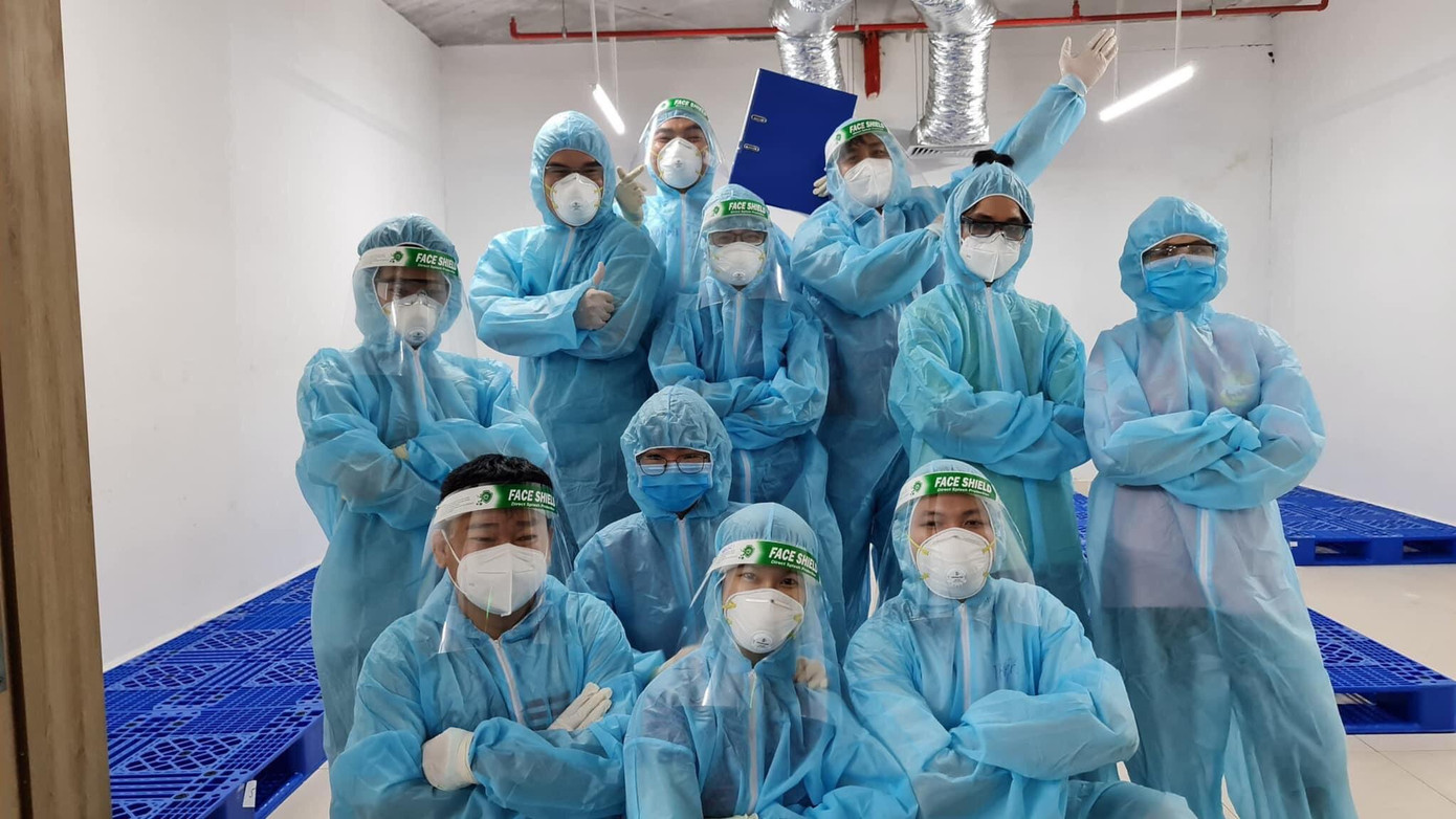 Trà Phal và những tình nguyện viên sinh viên trong đội của mình.