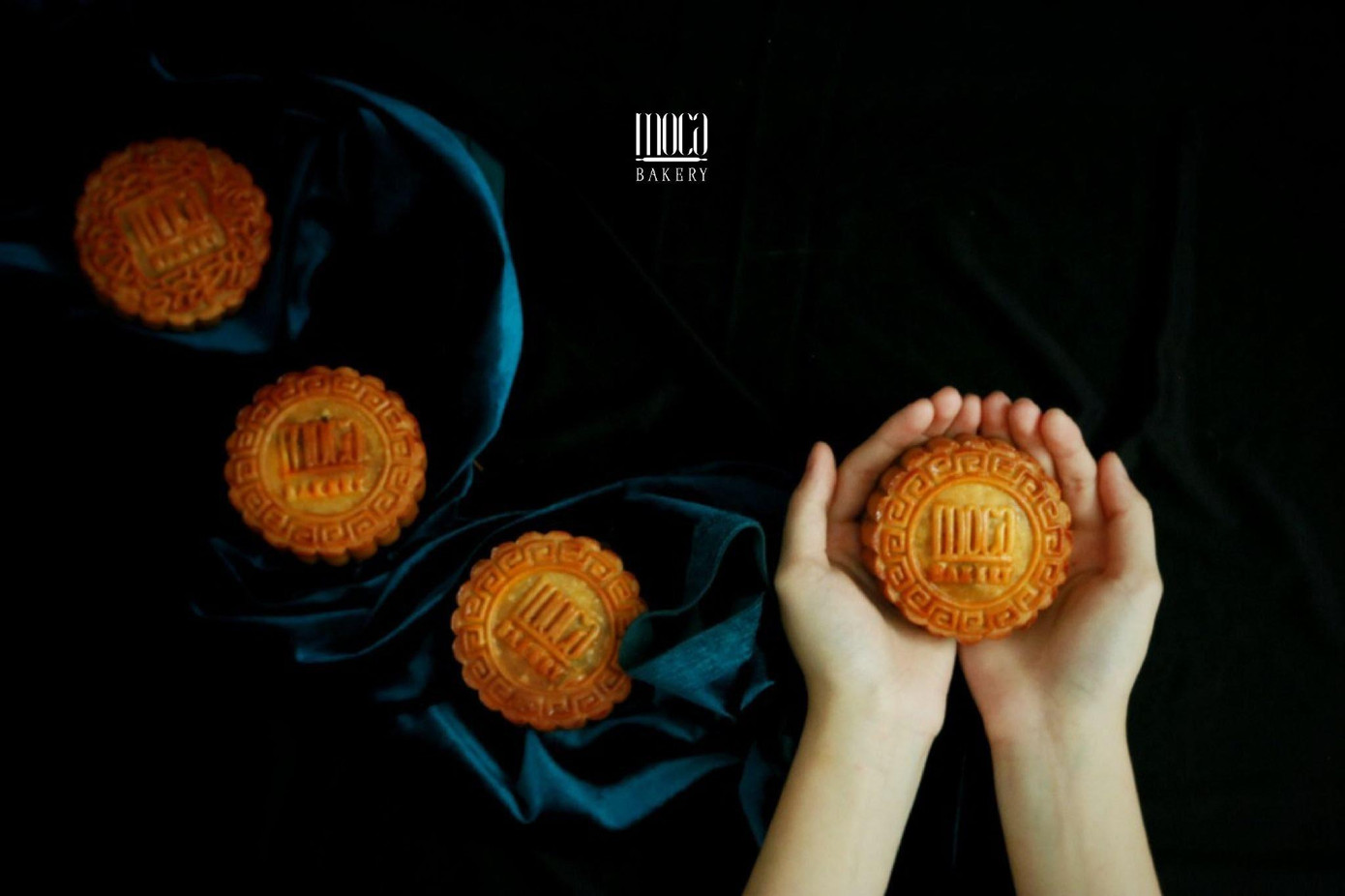 Bánh Trung Thu handmade của tiệm bánh "Moca Bakery".