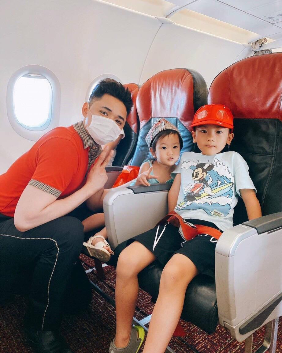 Công việc tiếp viên hàng không trước đây của Thoại.