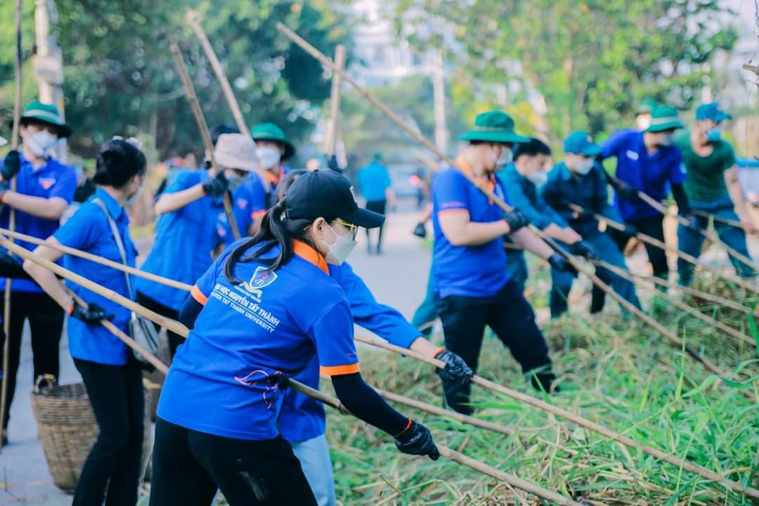 Nhiều sinh viên tích cực tham gia ngày hội.