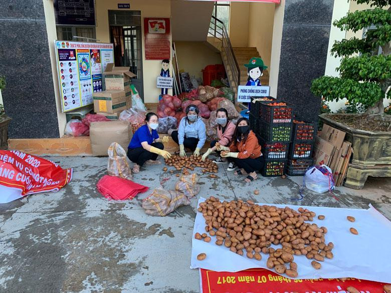 Đoàn viên, thanh niên tại Lâm Đồng thu gom rau, củ, quả để ủng hộ bà con tại TP. HCM. (Ảnh: Việt Quỳnh)