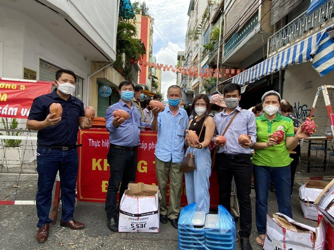 Anh Lưu (thứ hai bên phải) luôn có mặt trong các hoạt động của "Bếp Yêu Thương".