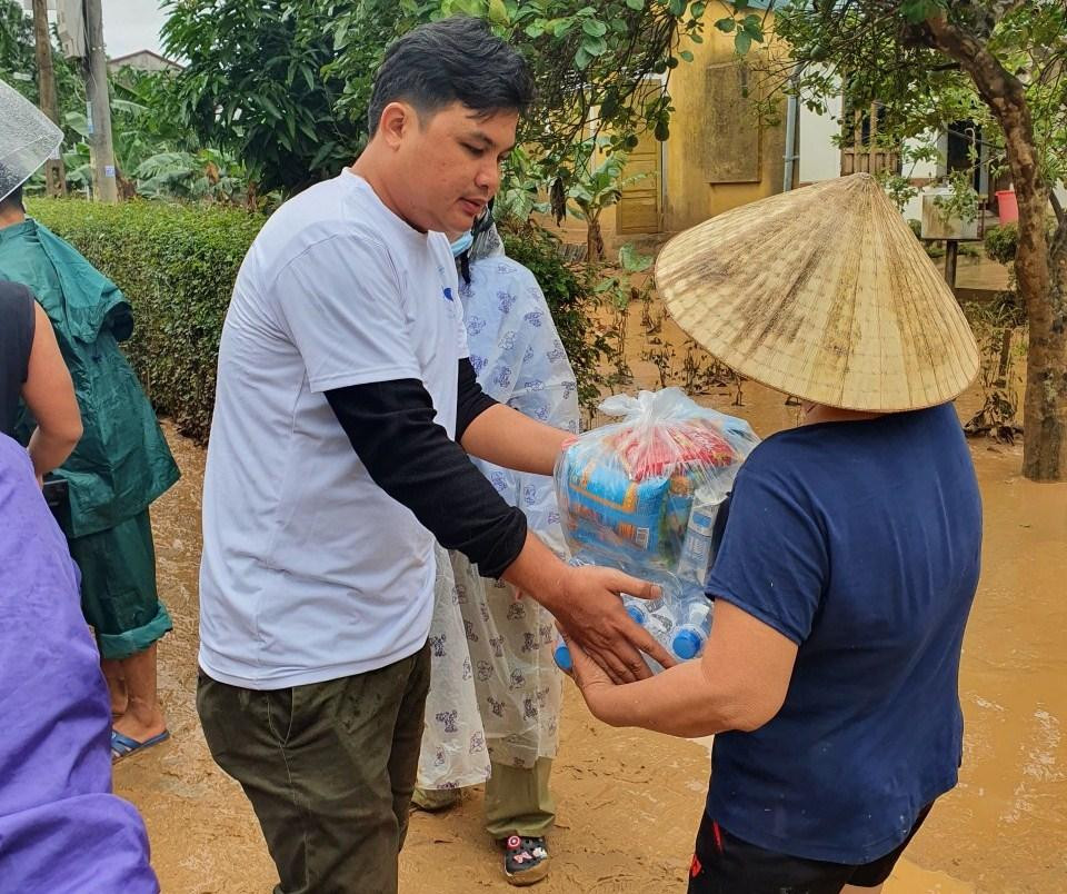 Bi trong hoạt động hỗ trợ bà con vùng lũ Quảng Bình năm 2020. Bi trong hoạt động hỗ trợ bà con vùng lũ Quảng Bình năm 2020.