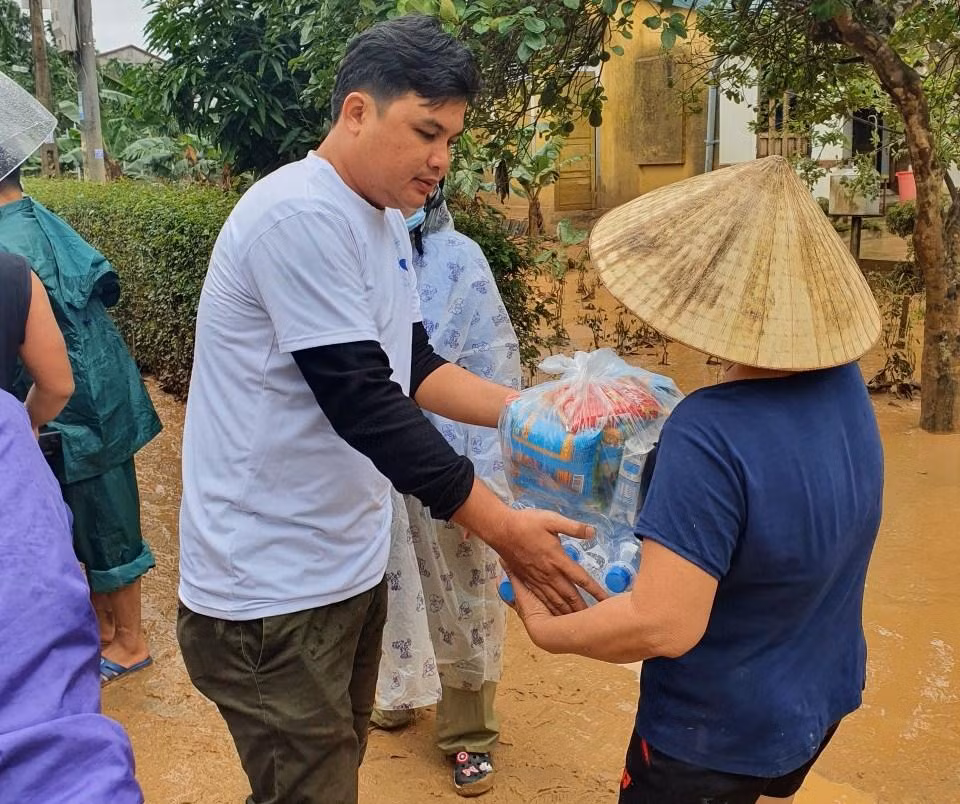 Bi trong hoạt động hỗ trợ bà con vùng lũ Quảng Bình năm 2020.