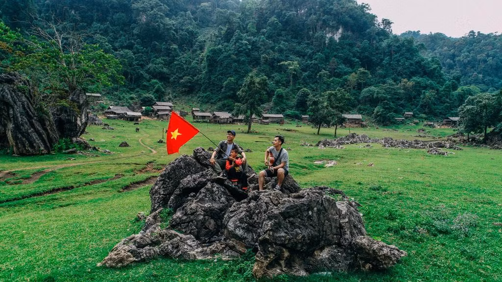 "Hãy sống hết mình và dám thử nghiệm những điều mới mẻ trong cuộc sống. Mỗi người chỉ có một lần để sống, đừng để những năm tháng này phải sống hoài, sống phí, đặc biệt là khi mình còn trẻ”, Tiến nhắn nhủ.