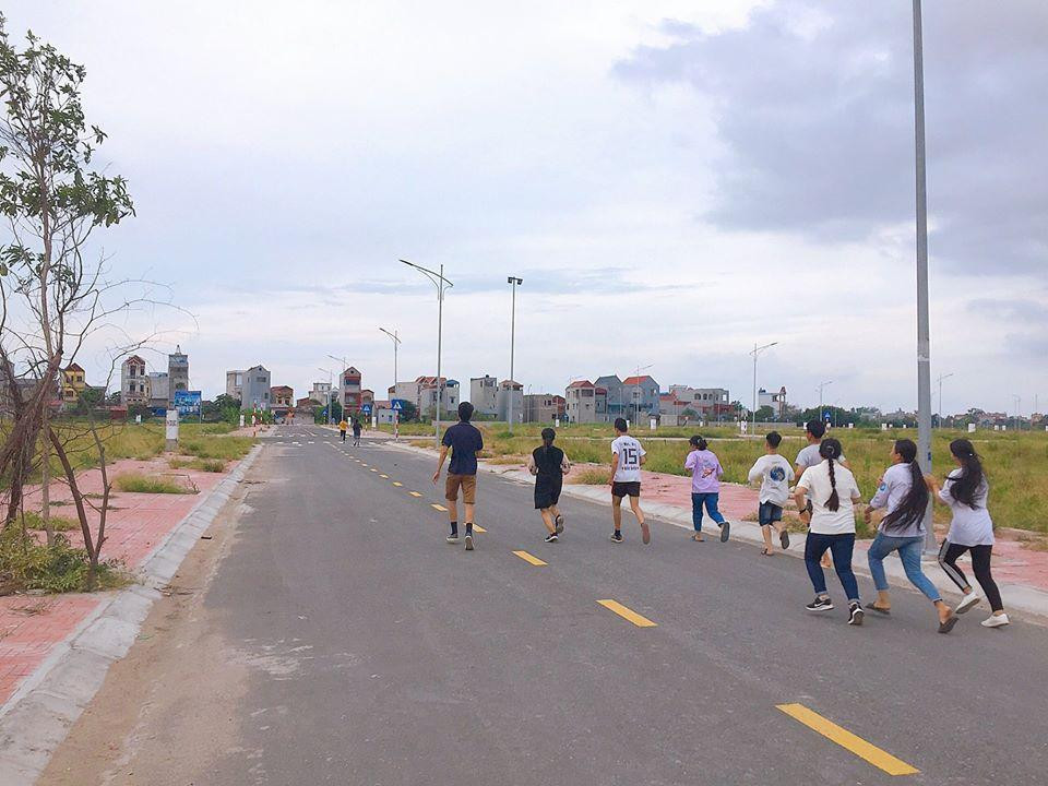 "Sách và Hành động" còn tổ chức những buổi chạy để rèn luyện sức khỏe cho các bạn trẻ. "Sách và Hành động" còn tổ chức những buổi chạy để rèn luyện sức khỏe cho các bạn trẻ.