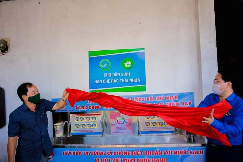 Bí thư thứ nhất T.Ư Đoàn Nguyễn Anh Tuấn cùng đại diện Ban quản lý chợ Long Phước thực hiện nghi thức khánh thành mô hình “Chợ dân sinh hạn chế rác thải nhựa”.