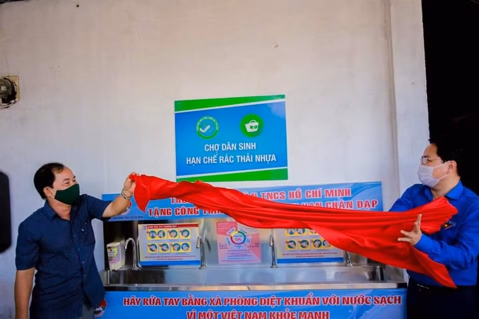 Bí thư thứ nhất T.Ư Đoàn Nguyễn Anh Tuấn cùng đại diện Ban quản lý chợ Long Phước thực hiện nghi thức khánh thành mô hình “Chợ dân sinh hạn chế rác thải nhựa”.