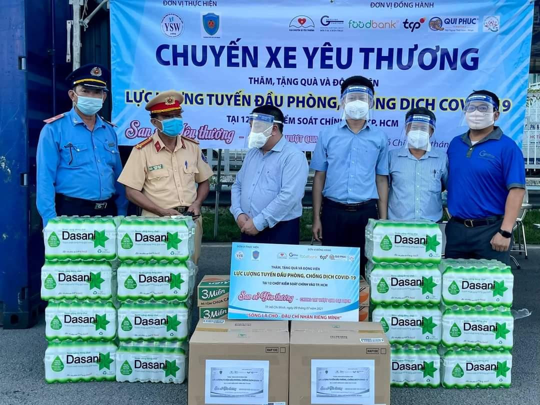 Ban Tổ chức chương trình đã đến thăm, tặng quà cho lực lượng tuyến đầu phòng, chống dịch COVID-19 trên địa bàn TP. HCM.