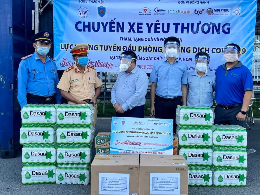 Ban Tổ chức chương trình đã đến thăm, tặng quà cho lực lượng tuyến đầu phòng, chống dịch COVID-19 trên địa bàn TP. HCM.