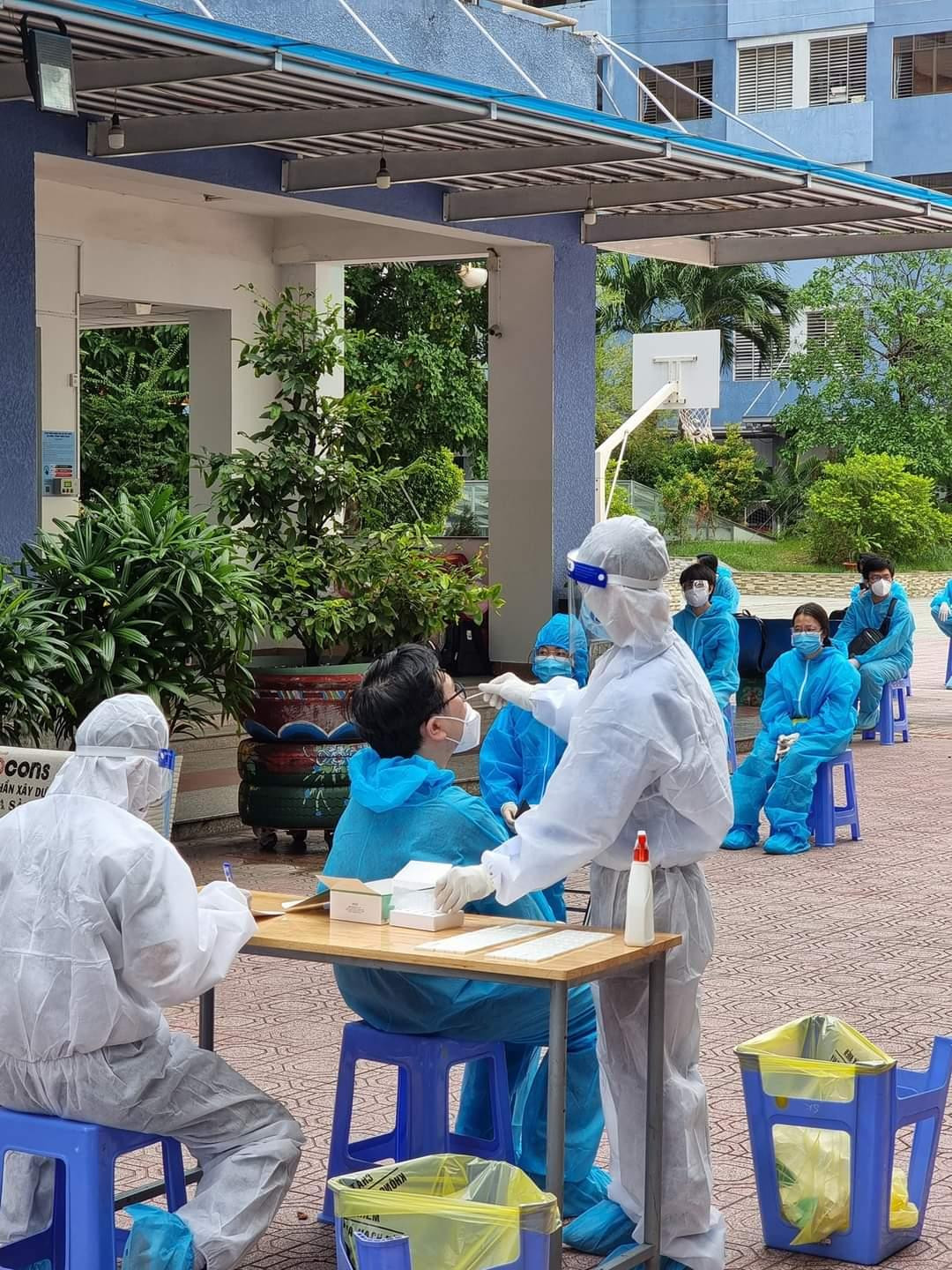 Các bạn sinh viên tình nguyện hỗ trợ lấy mẫu xét nghiệm cho người dân.