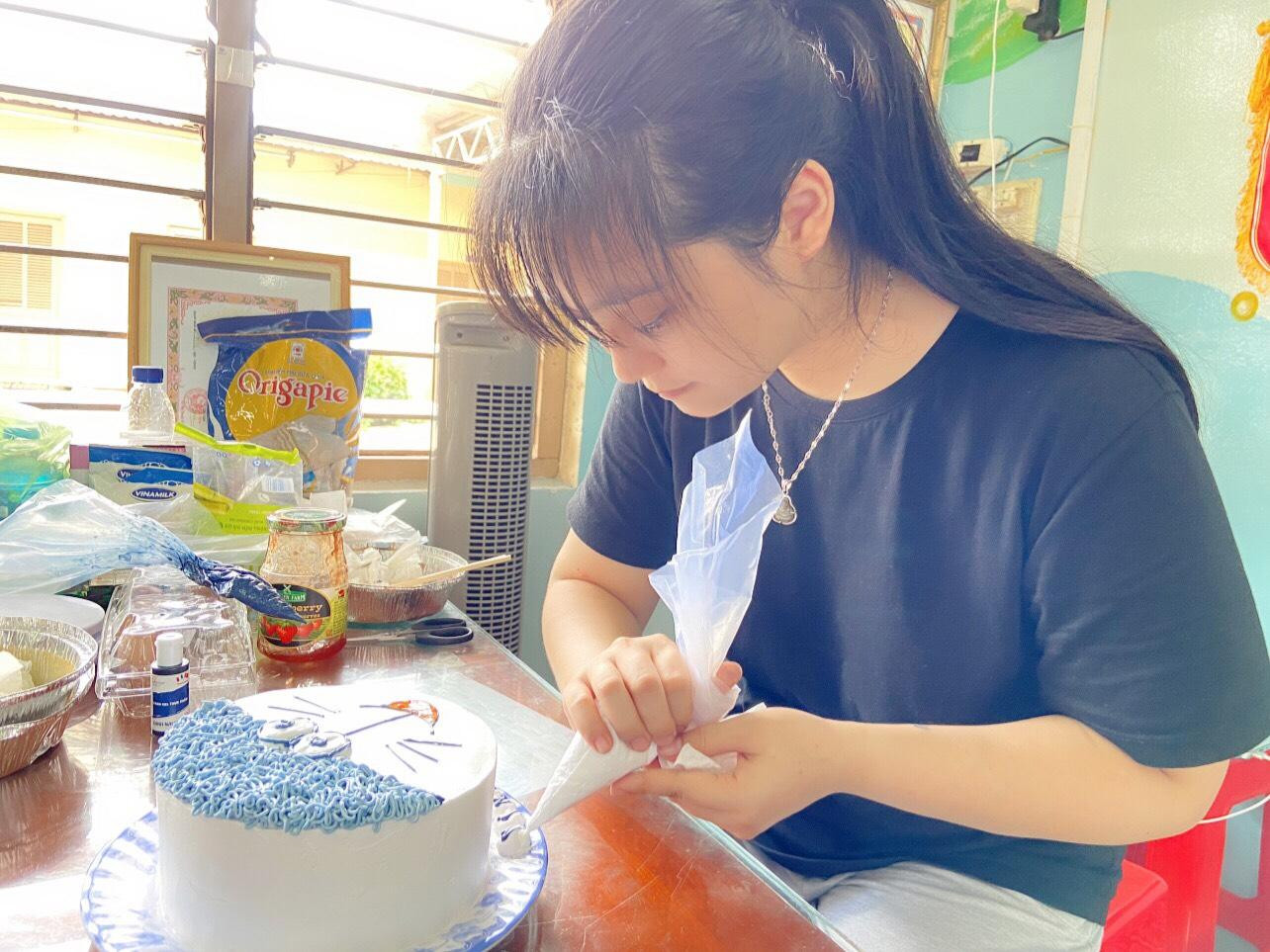 Tuệ Linh nuôi dưỡng niềm đam mê với việc làm bánh từ những năm học THPT và đến nay. Linh đã theo nghề được 7 năm. Linh cho biết, khoảng thời gian đầu theo đuổi công việc này, cô gặp rất nhiều khó khăn trong vấn đề kinh tế và không được gia đình ủng hộ. Linh đã tự tìm tòi và học theo những công thức làm bánh trên mạng. Sau đó, cô bắt đầu bán những chiếc bánh đầu tiên và lấy số tiền đó để mua thêm dụng cụ làm bánh.