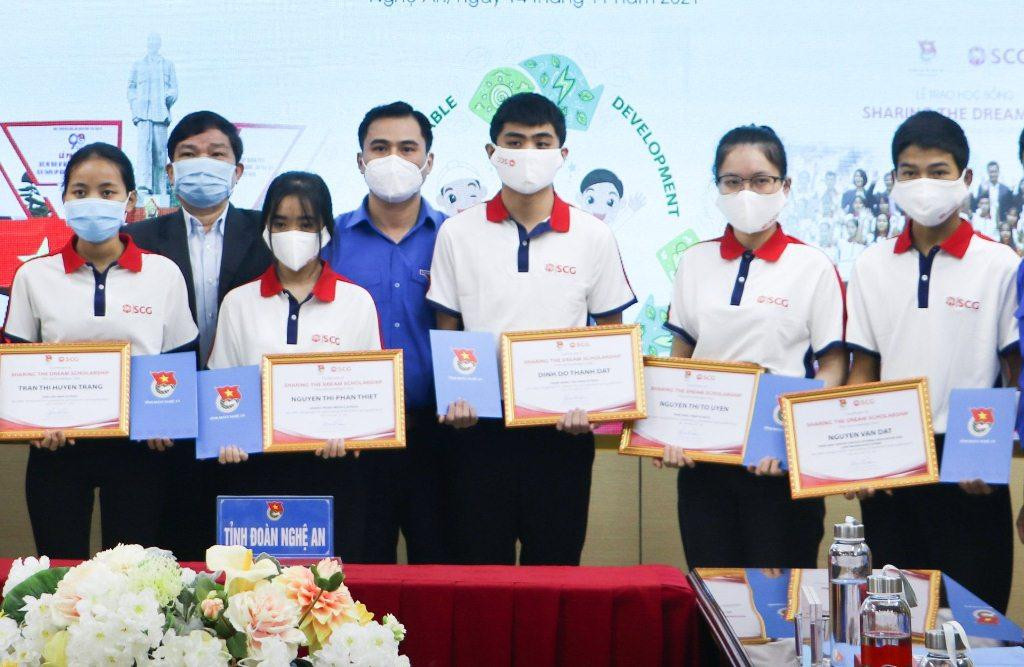 Nhiều thủ khoa đầu vào đã nhận được học bổng. Nhiều thủ khoa đầu vào đã nhận được học bổng.