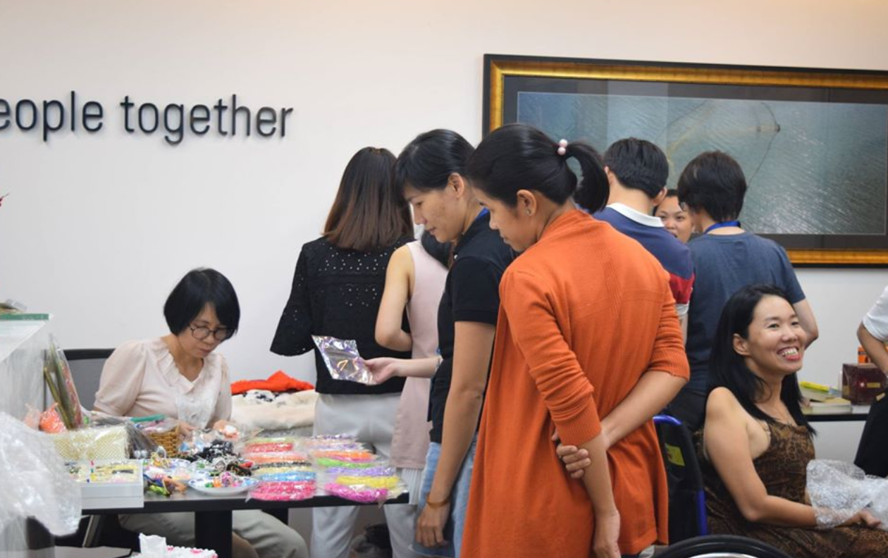 "Nhà của VUI" còn quảng bá sản phẩm của người lao động khuyết tật tại các doanh nghiệp. "Nhà của VUI" còn quảng bá sản phẩm của người lao động khuyết tật tại các doanh nghiệp.