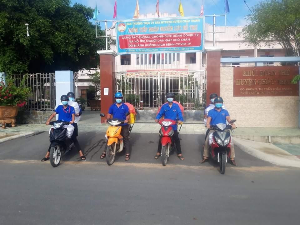 Rau xanh được các bạn tình nguyện viên sơ chế, chuyển đến khu vực phong tỏa.